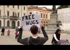 Ejercicio de inglés con la canción Hallelujah (Free Hugs In Sondrio, Italy) de Alexandra Burke | Recurso educativo 124471